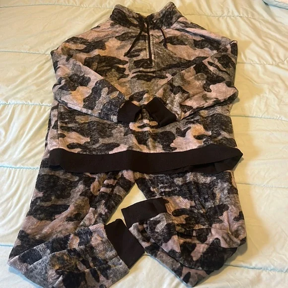 Fuzzy lounge set - Picture 1 of 4